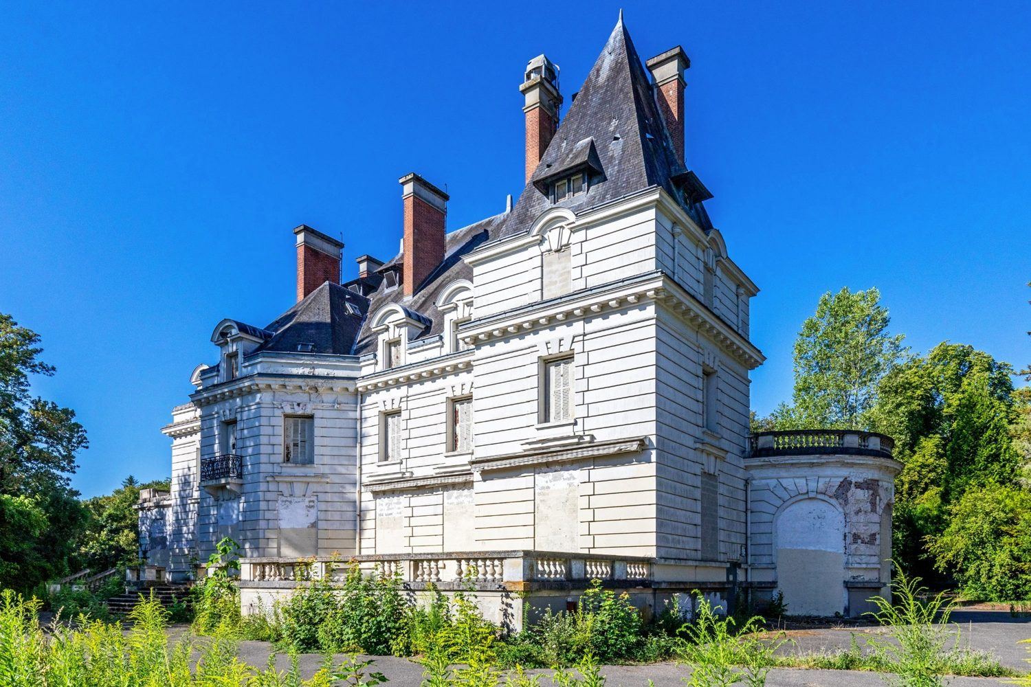 Le château de Bellefontaine, façade et terrasse, en 2026